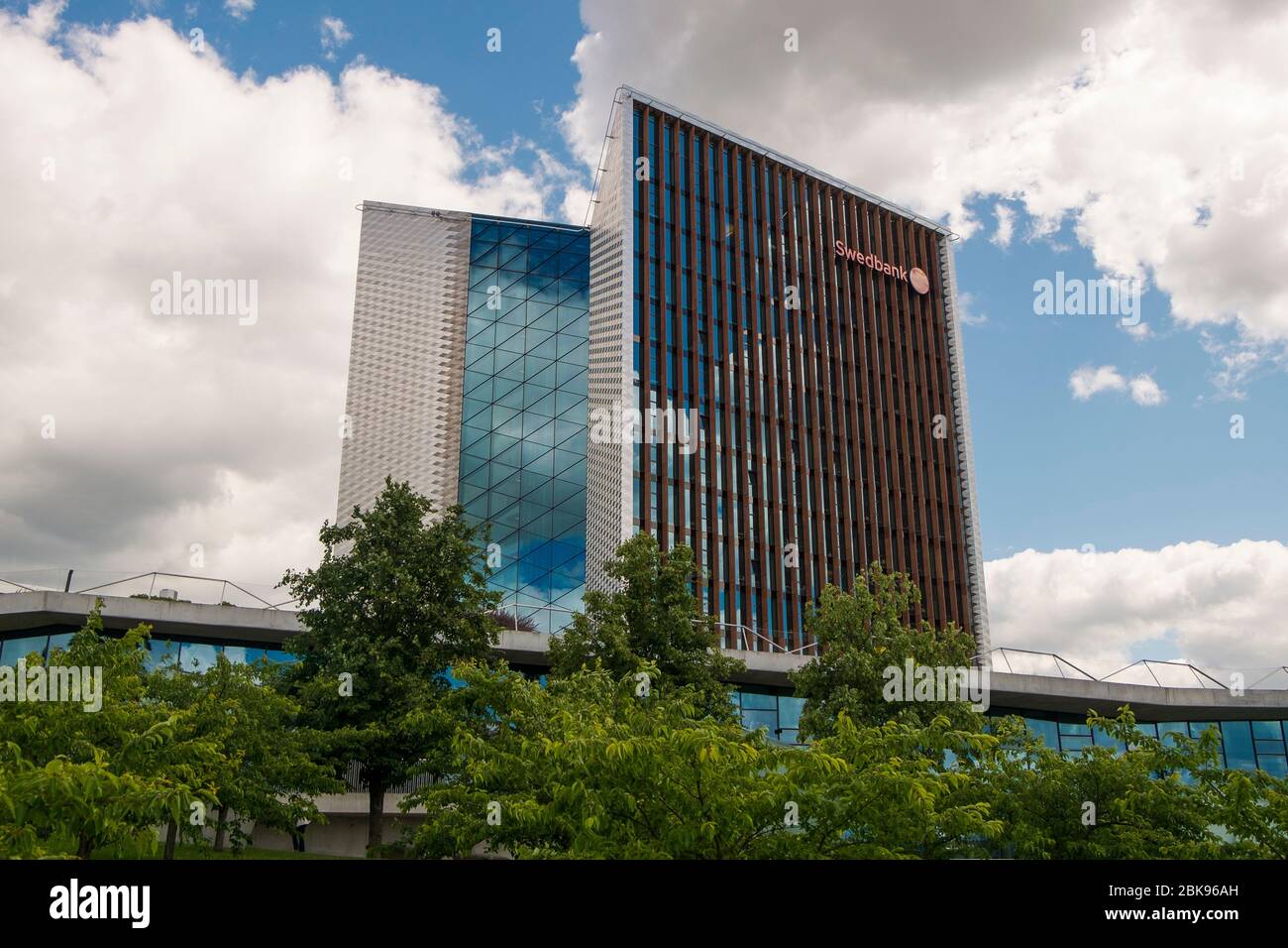 Le design moderne et de pointe du bâtiment Swedbank dans le quartier des affaires. À Vilnius, Lituanie. Conçu par les architectes Audrius Ambrasas. Banque D'Images