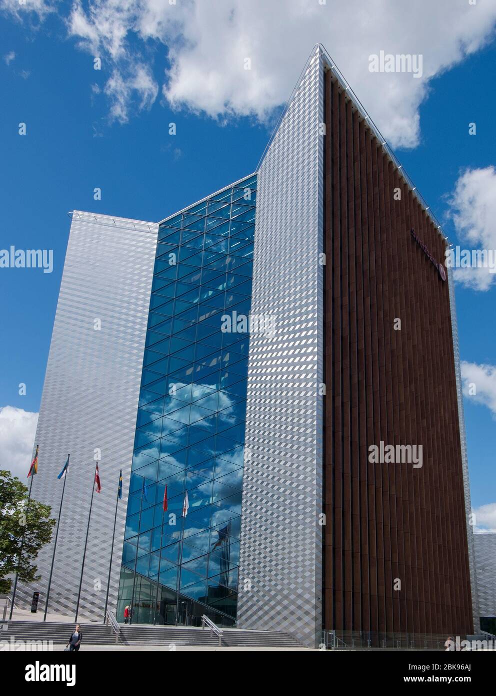 Le design moderne et de pointe du bâtiment Swedbank dans le quartier des affaires. À Vilnius, Lituanie. Conçu par les architectes Audrius Ambrasas. Banque D'Images
