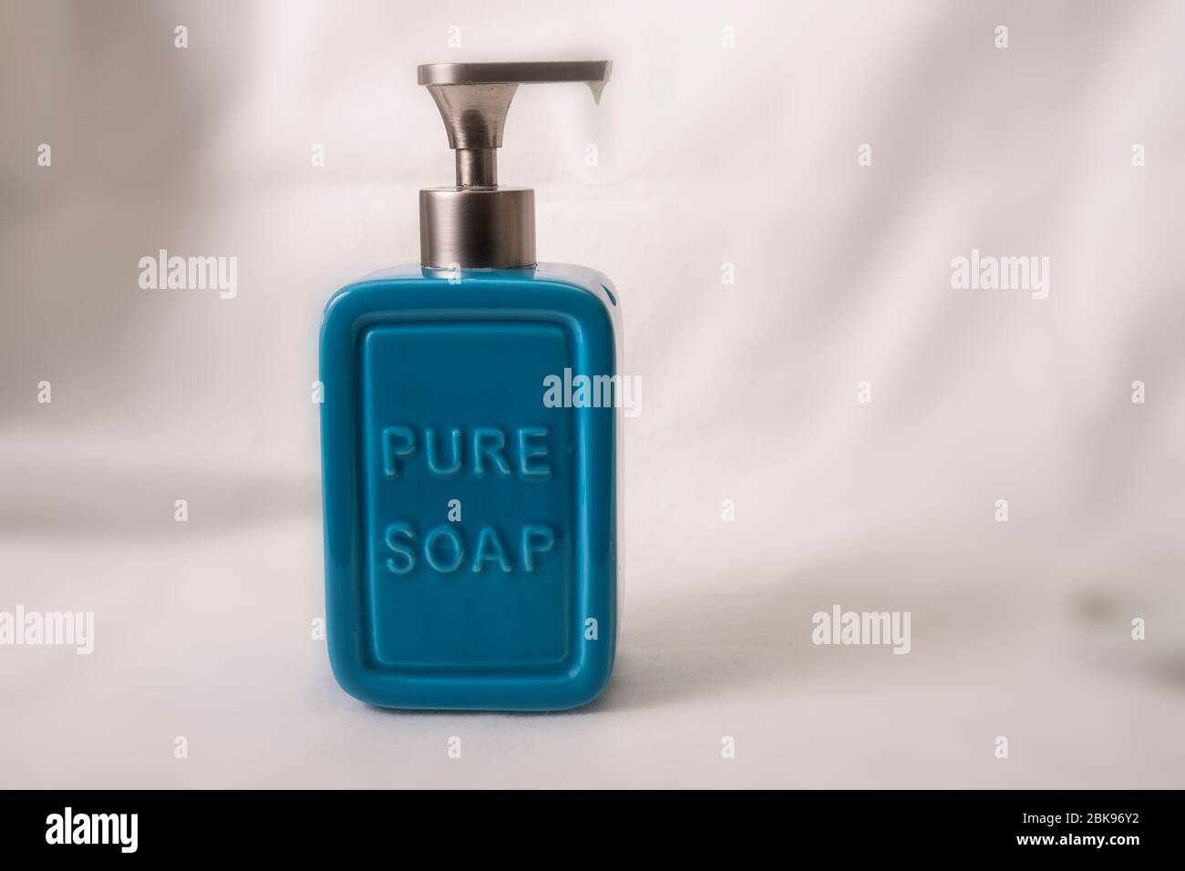 distributeur de savon rustique bleu Banque D'Images