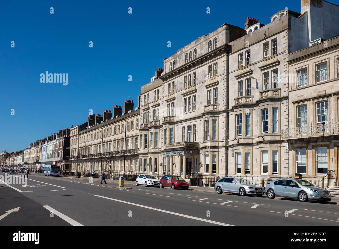Architecture géorgienne de l'esplanade de Weymouth lors d'une journée d'été ensoleillée à Dorset, en Angleterre Banque D'Images