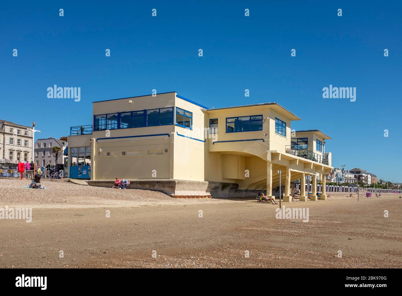 Le kiosque Art déco de l'embarcadère de Weymouth en bord de mer, Dorset, Angleterre, est une journée d'été ensoleillée Banque D'Images