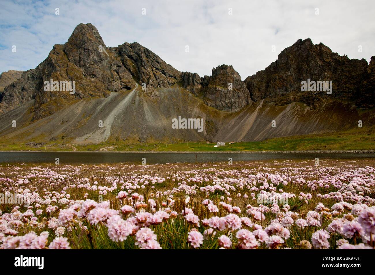 montagnes volcaniques pittoresques avec sable noir Banque D'Images