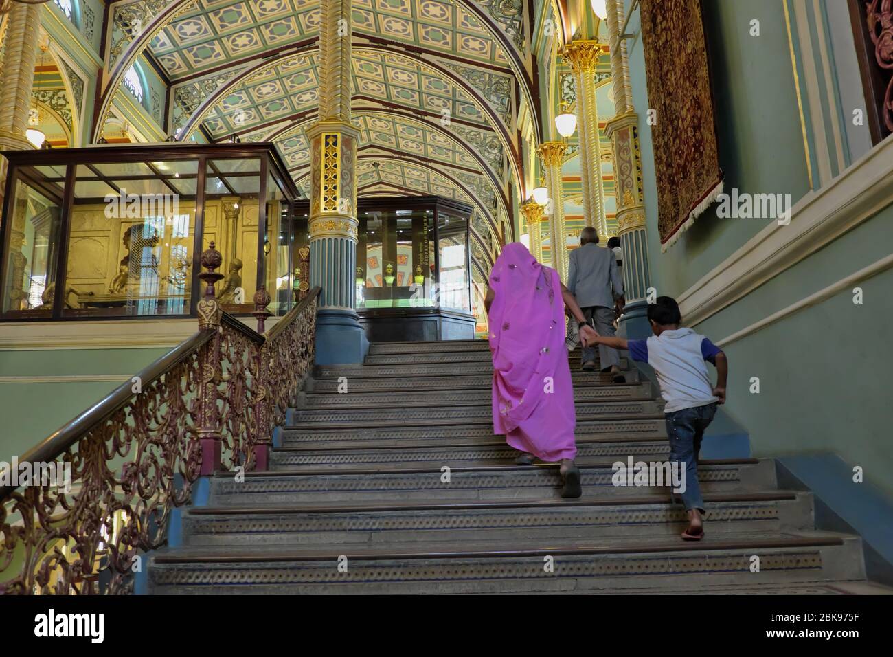 Vue intérieure du musée Dr. Bhau Daji Lad à Byculla, Mumbai, Inde, les visiteurs montent les escaliers jusqu'au premier étage Banque D'Images