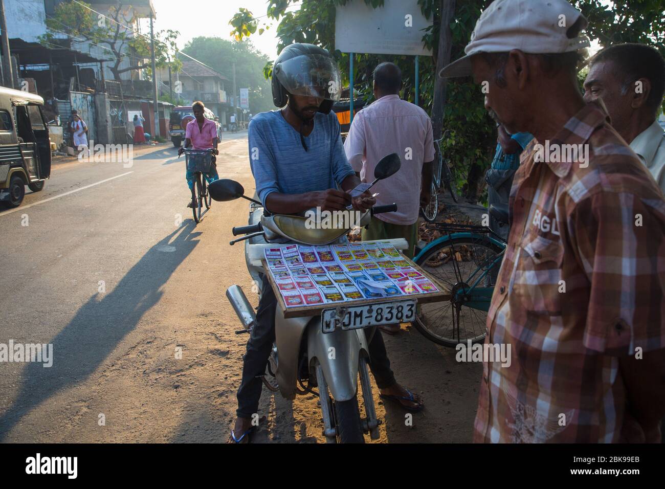 Un fournisseur de loterie mobile à Negombo, Sri Lanka Banque D'Images