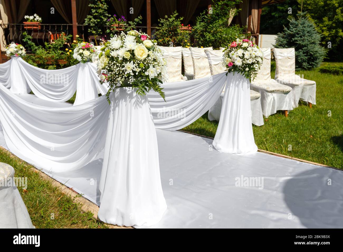 Décorations de cérémonie de mariage. Fleurs et chaises en gros plan Banque D'Images