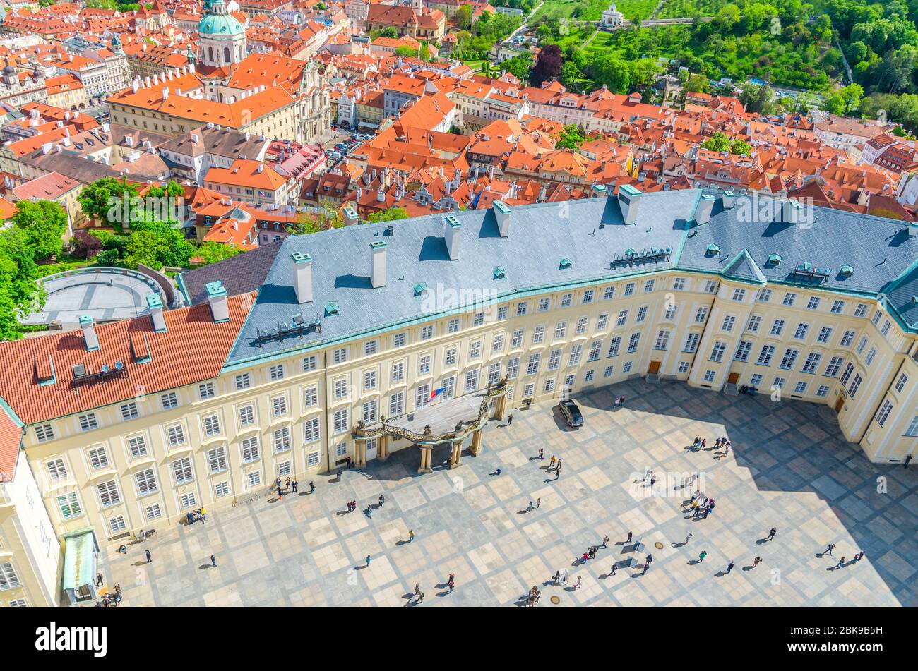 Prague, République Tchèque, 13 mai 2019 : vue de dessus de la place de cour du château de Prague, ancien palais royal, petites figures de touristes de marche, bâtiments de toit en tuiles rouges, ville de Mala Strana Lesser Banque D'Images