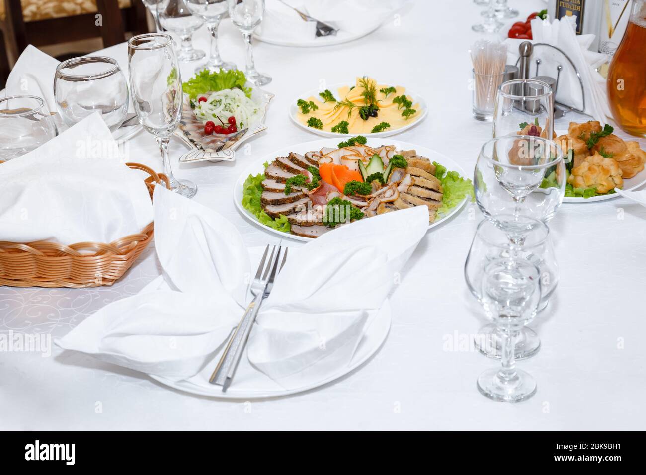 Couverts et charcuterie servis sur une table de fête au restaurant Banque D'Images