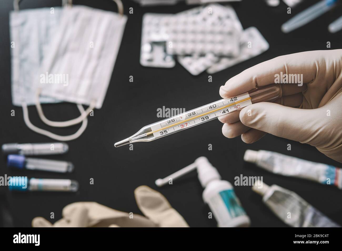 Concept de diagnostic et de traitement du coronavirus. Comprimés, masque de protection et thermomètre sur fond noir. Médecine concept de la respiration Banque D'Images