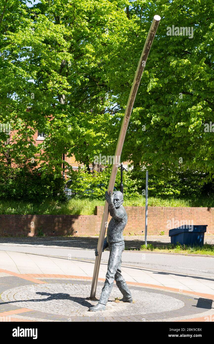 L'Arc - l'un des deux personnages qui tient un pôle incurvé inspiré par le passé industriel de Basingstoke et qui est proche de ses villes jumelles européennes, Royaume-Uni Banque D'Images