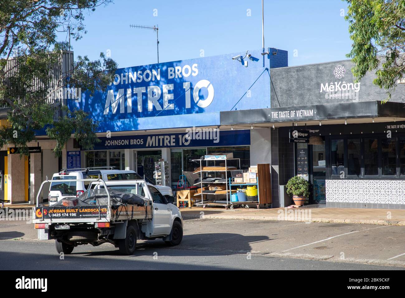 Australie, véhicule d'aménagement paysager devant la quincaillerie Mitre 10 à Sydney, Nouvelle-Galles du Sud Banque D'Images
