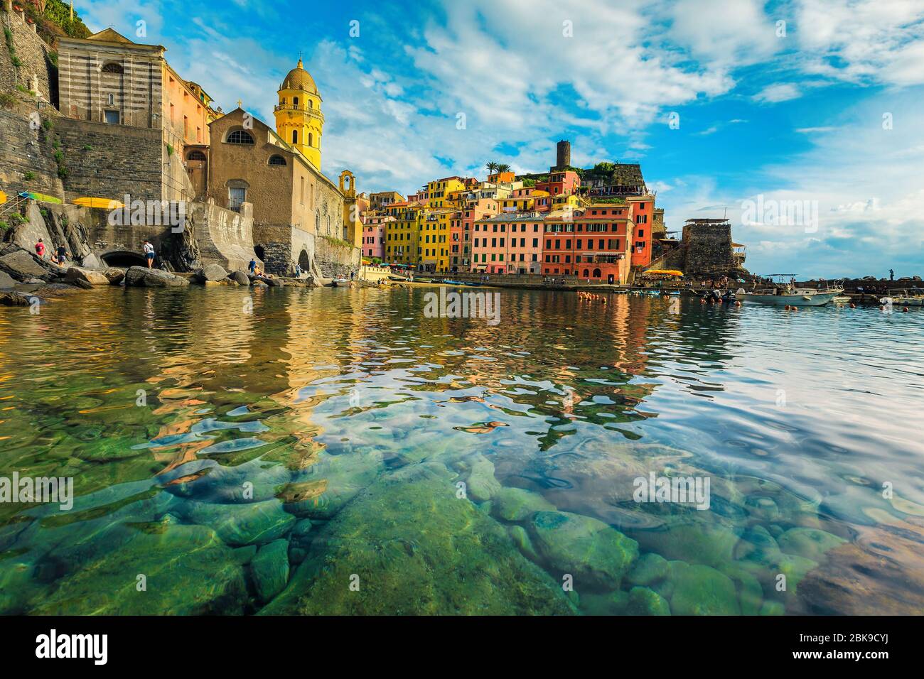 Magnifique station balnéaire méditerranéenne et emplacement touristique avec de vieux bâtiments colorés dans le port de Vernazza, Cinque Terre, Ligurie, Italie, Europe Banque D'Images