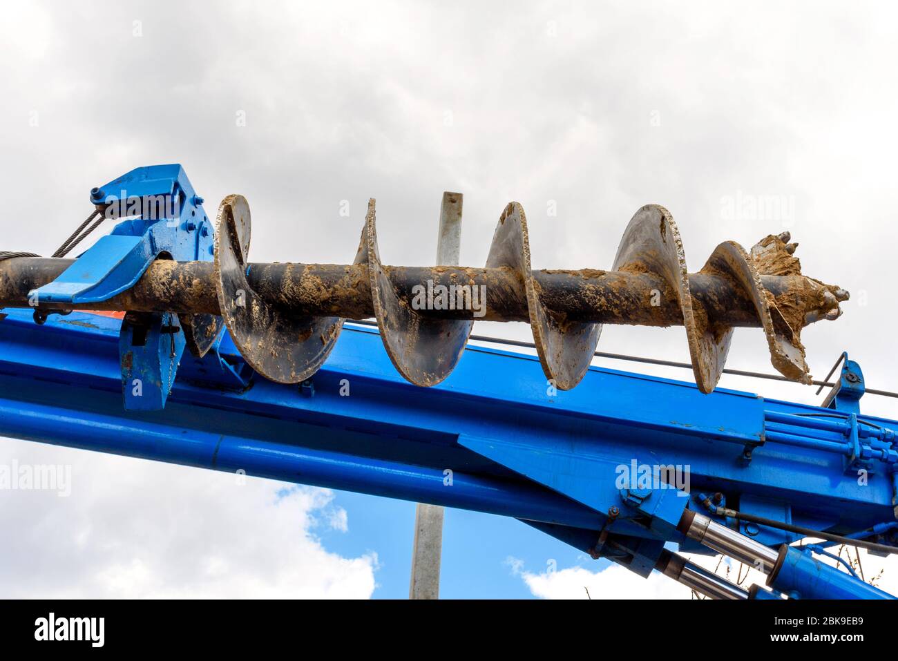 Tracteur Tracer avec vis sans fin pour le forage de sols pour  l'installation de pieux pendant la construction de bâtiments et de  structures Photo Stock - Alamy