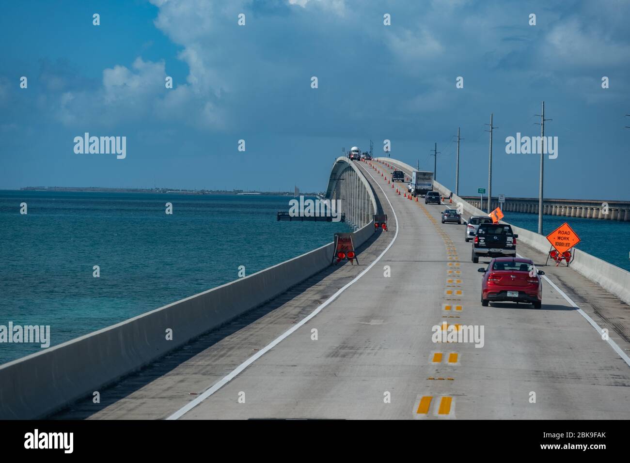 Long Key, Floride, USA-7 novembre 2019: L'autoroute d'outre-mer reliant les clés (petites îles) jusqu'au point le plus au sud des États-Unis à K Banque D'Images