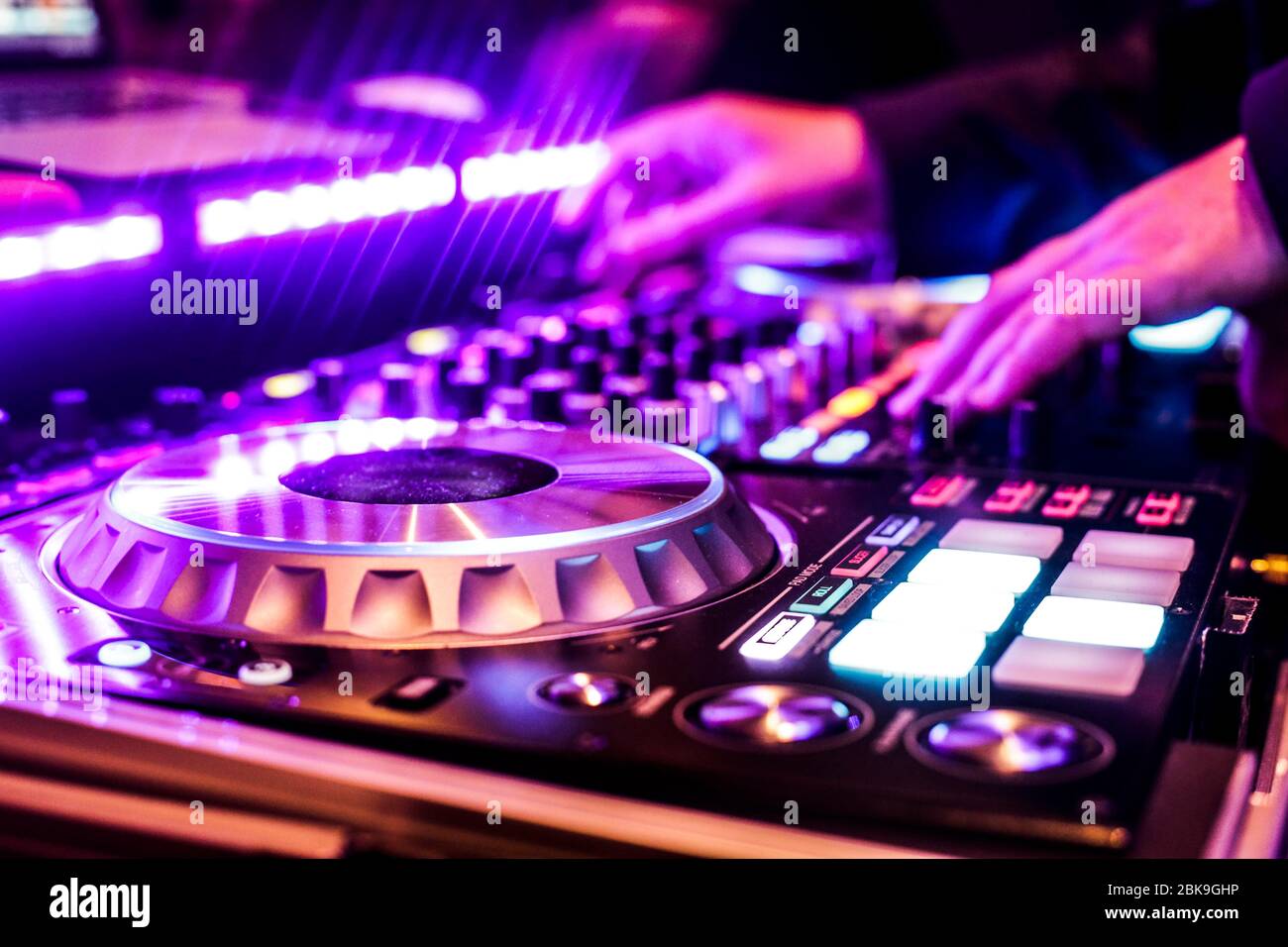 DJ, Disc jockey, mains au bureau de mixage, Allemagne Banque D'Images