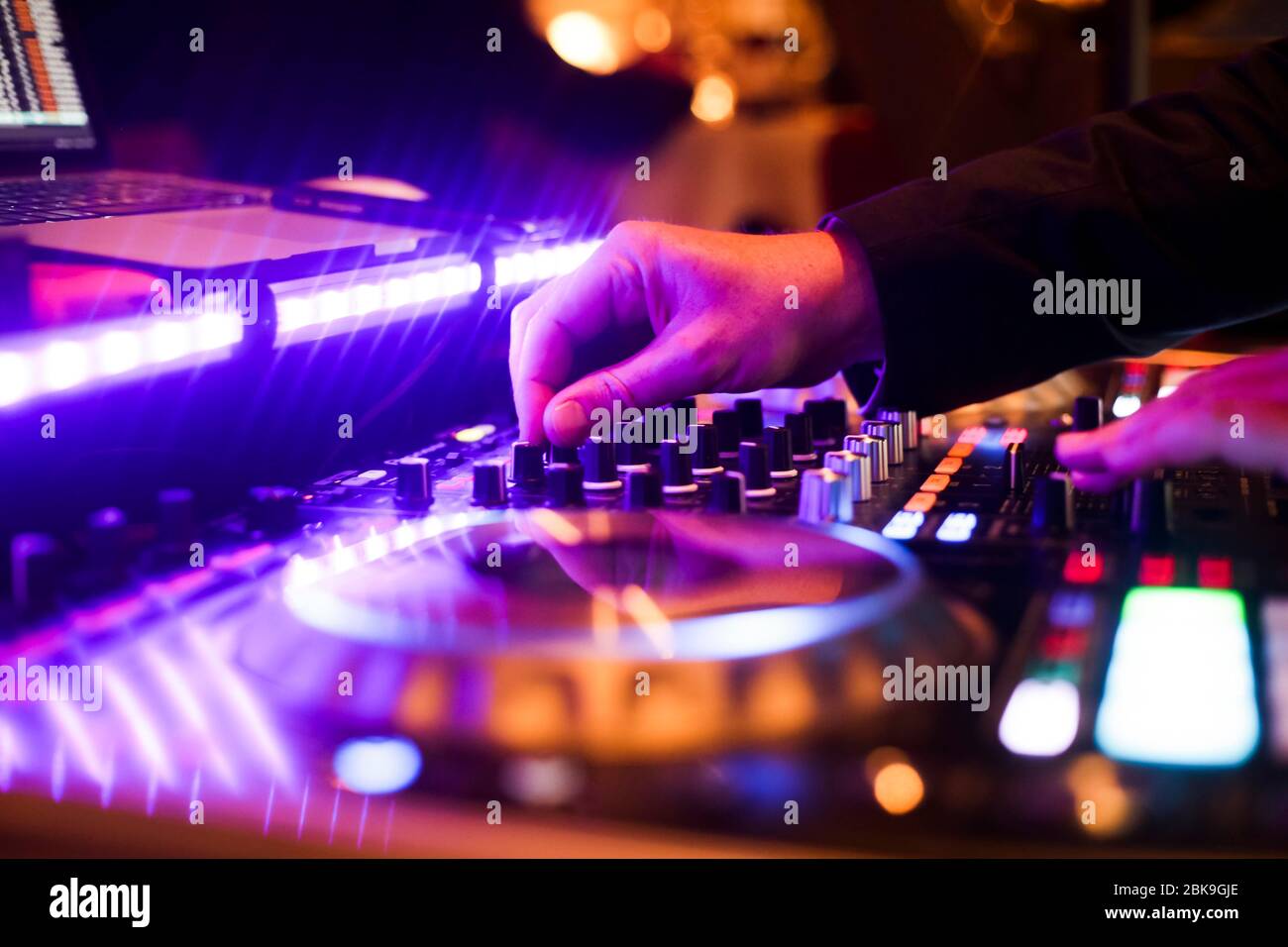 DJ, Disc jockey, mains au bureau de mixage, Allemagne Banque D'Images