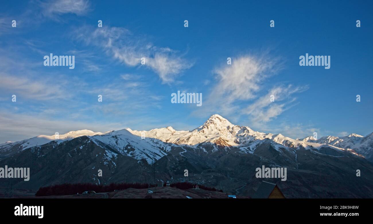 Mont Kazbek (Mont Kazbegi), soleil matinal, Parc National Kazbegi, montagnes du Caucase, Géorgie. Banque D'Images