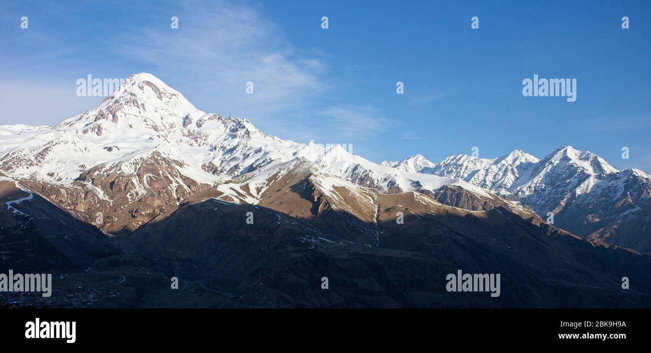 Mont Kazbek (Mont Kazbegi), soleil matinal, Parc National Kazbegi, montagnes du Caucase, Géorgie. Banque D'Images