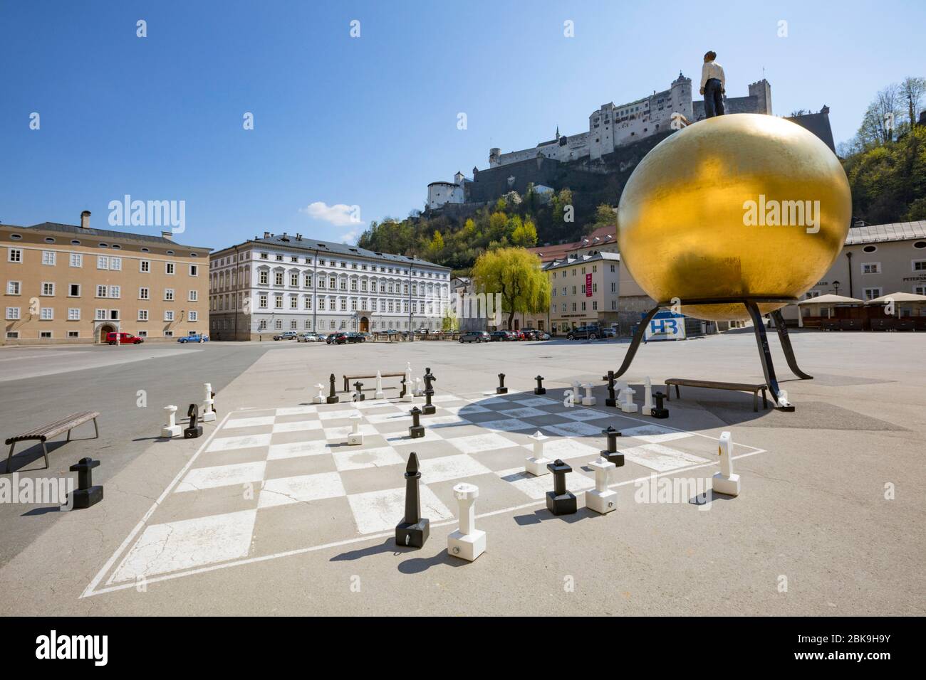 Lieux vides en raison de la pandémie de coronavirus, place du Chapitre avec la statue de Goldball Salzbourg et jeu d'échecs abandonné, Salzbourg, Autriche Banque D'Images