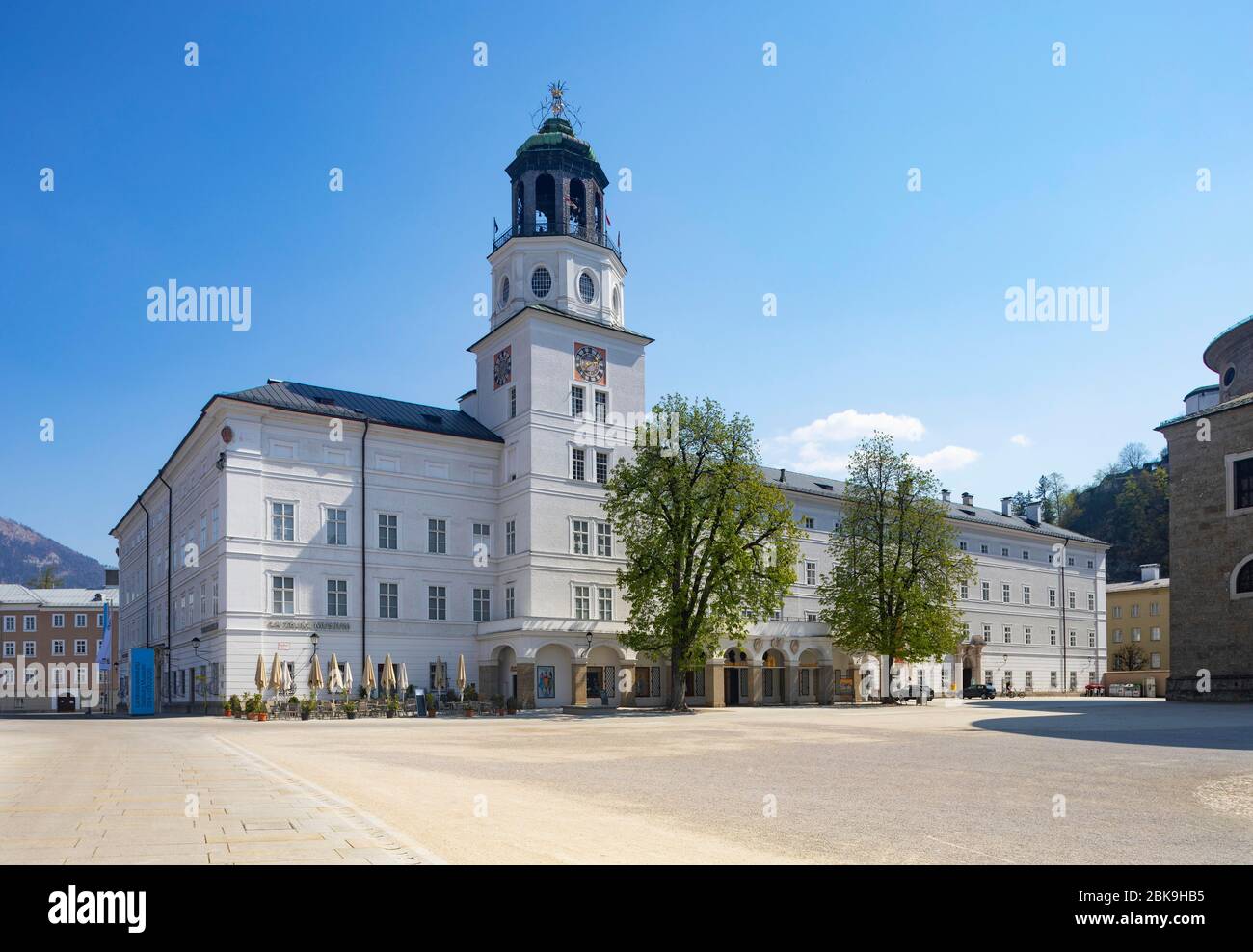 Places vacants en raison de la pandémie de coronavirus, Residenzplatz avec Nouvelle résidence et Carillon de Salzbourg, Salzbourg, Autriche Banque D'Images