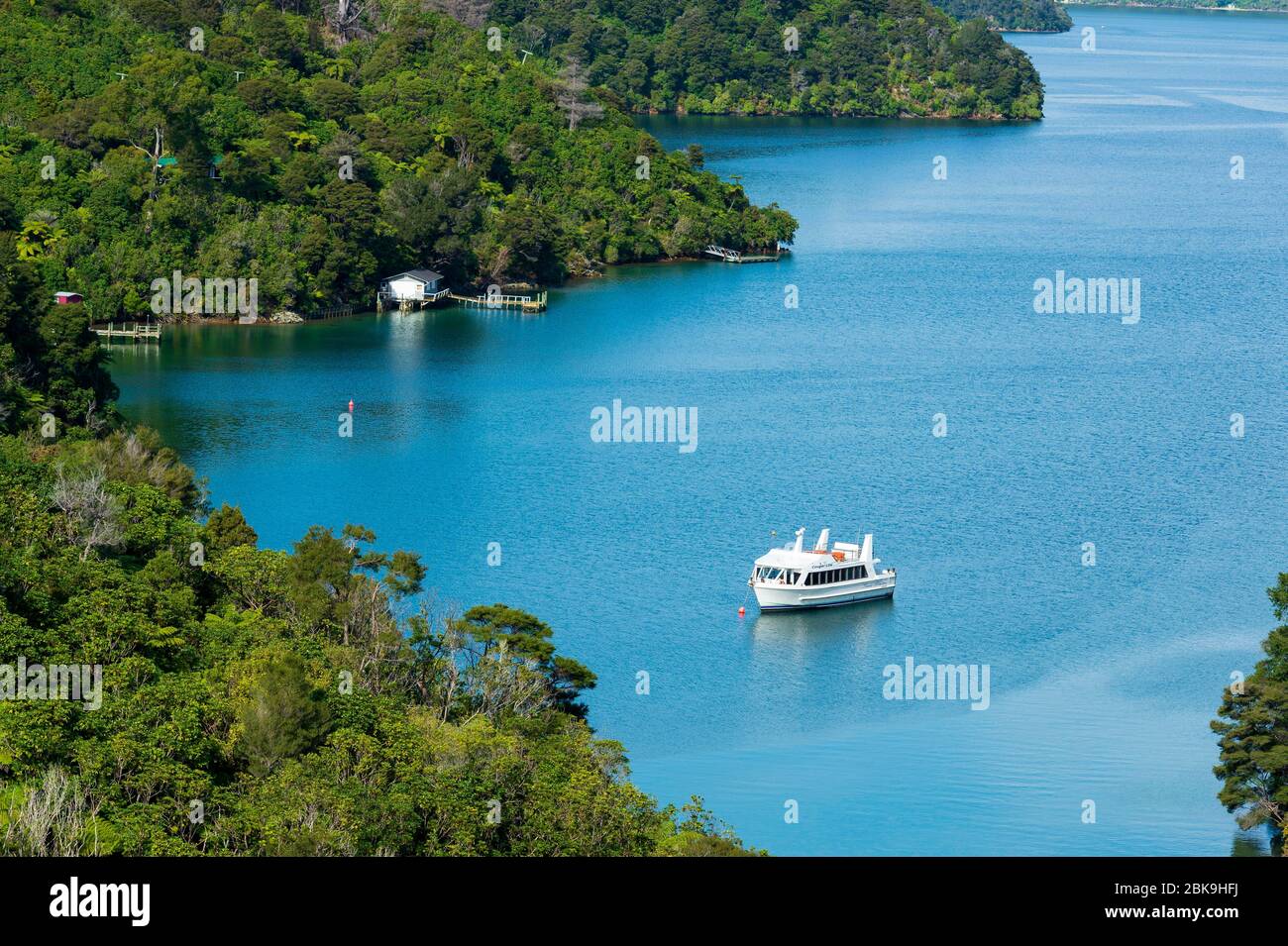 Bateau, mer bleue, Marlborough Sounds, Île du Sud Nouvelle-Zélande Banque D'Images