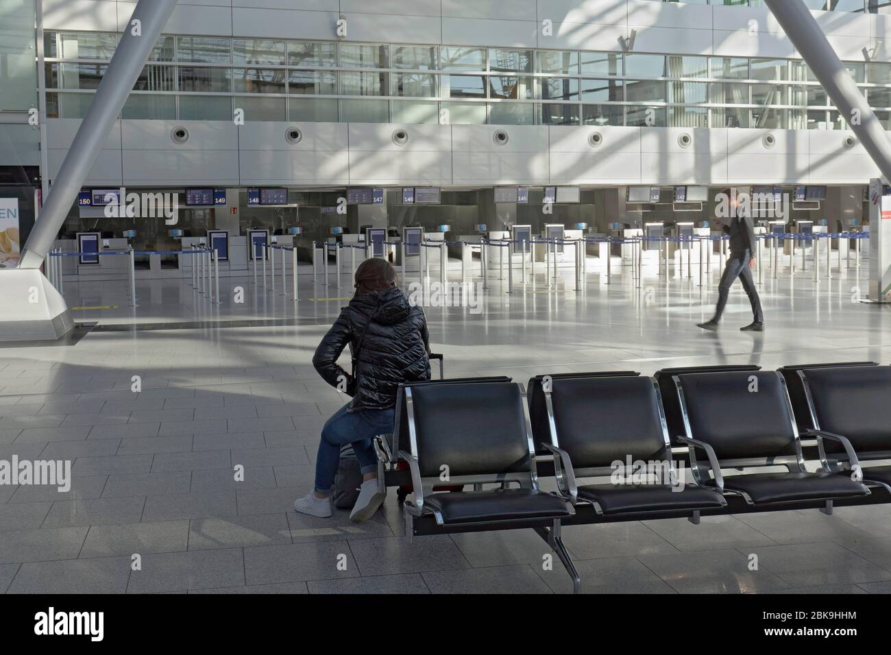 Deux personnes dans le vide hall de départ, l'aéroport de Düsseldorf pendant la pandémie de Corona, Rhénanie-du-Nord-Westphalie, Allemagne Banque D'Images