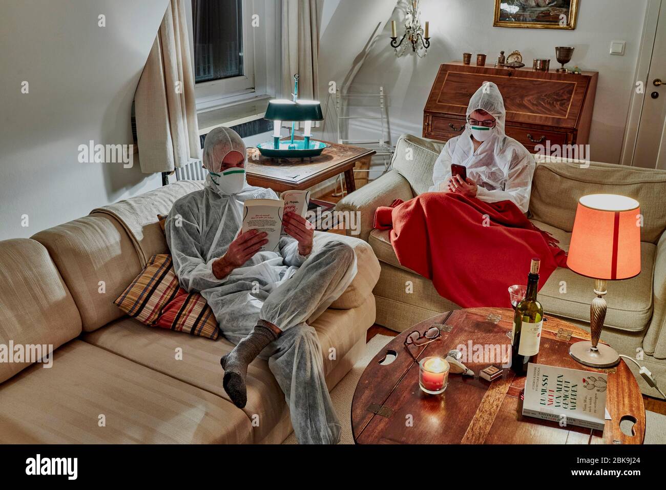 Couple marié dans des vêtements de protection pendant la crise de la couronne, Sylt, Allemagne Banque D'Images