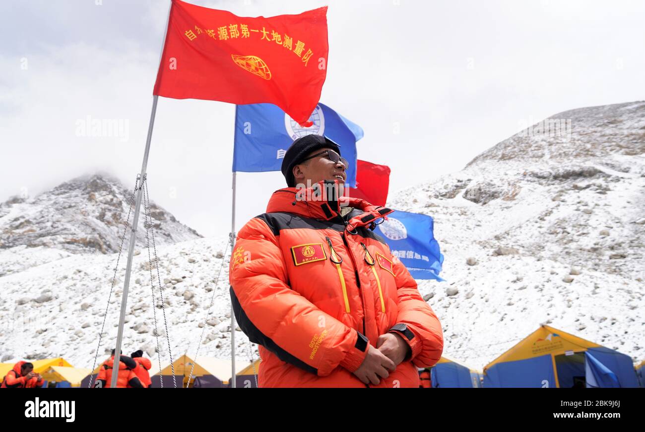 Lhasa. 2 mai 2020. Xue Qiangqiang est vue au camp de base du mont Qomolangma dans la région autonome du Tibet du sud-ouest de la Chine, 2 mai 2020. C'est la première fois que Xue Qiangqiang, 37 ans, monte au mont Qomolangma, le plus haut sommet du monde. Il est membre d'une équipe chinoise pour mesurer à nouveau la hauteur de la montagne en mai. POUR ALLER AVEC "Feature: Les arpenteurs chinois se préparent à remesurer Mt. Crédit de Qomolangma: Purbu Zhaxi/Xinhua/Alay Live News Banque D'Images