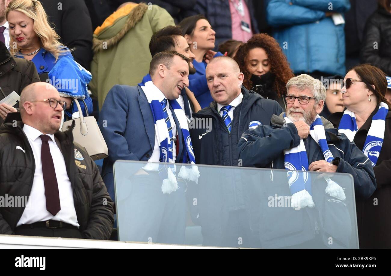 Tony Bloom (à gauche), président de Brighton, et Paul Barber, le directeur général du match de la Premier League Brighton et Hove Albion et Newcastle United au stade communautaire American Express. 27 avril 2019 usage éditorial uniquement. Pas de merchandising. Pour les images de football, les restrictions FA et Premier League s'appliquent inc. Aucune utilisation d'Internet/mobile sans licence FAPL - pour plus de détails, contactez Football Dataco Banque D'Images