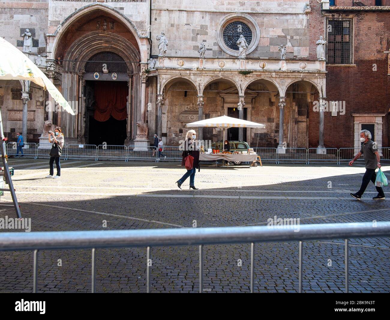 Cremona, Lombardie, Italie - 12 mai 2020 - Nouvelle phase expérimentant le marché de la nourriture en plein air dans le centre de la ville de Cremona, la Lombardie a affecté covid re Banque D'Images