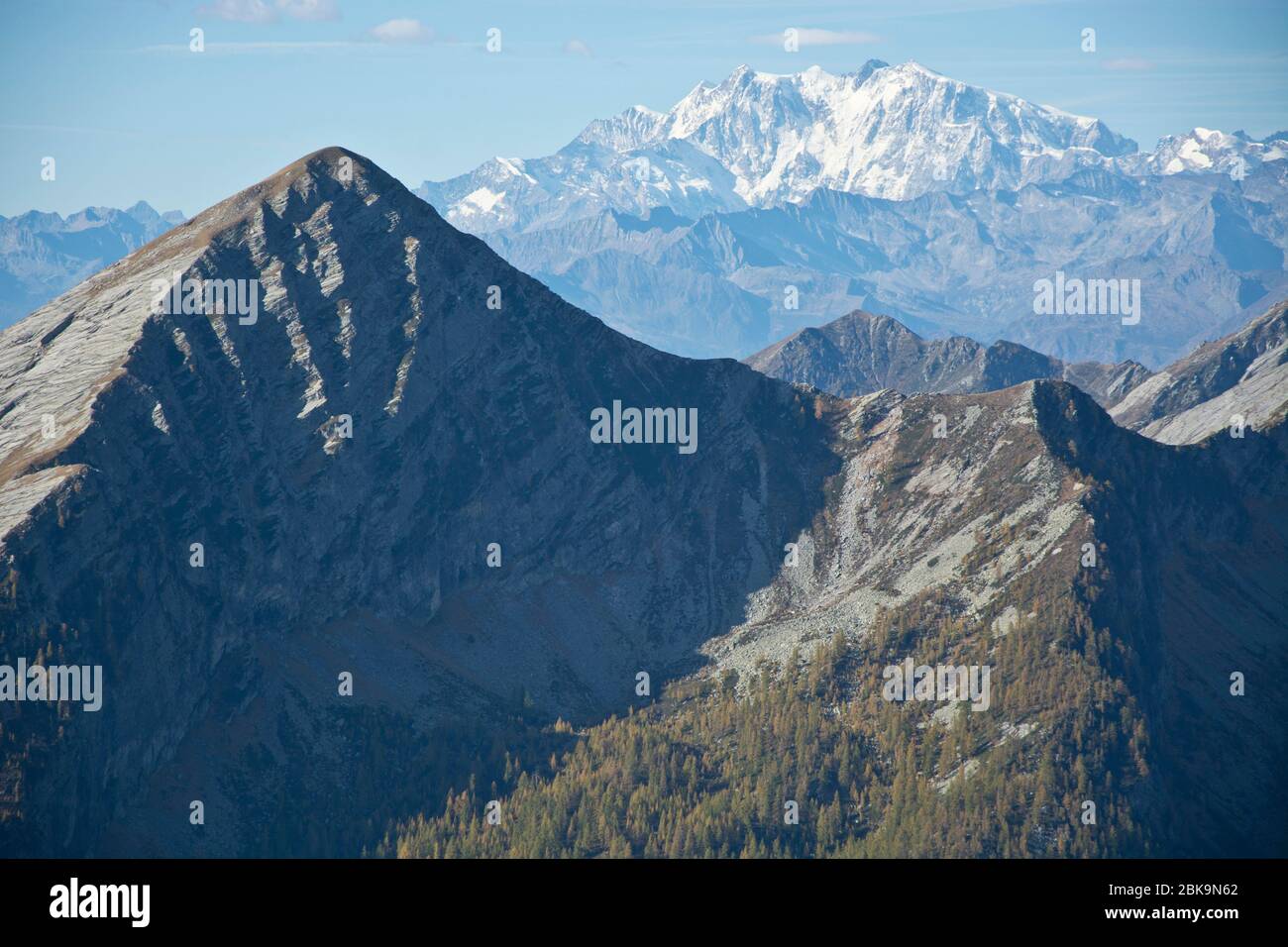 Aussicht vom schweizerisch-italienischen Grenzberg Pilone über die Täler Onsernone und Vergeletto Banque D'Images