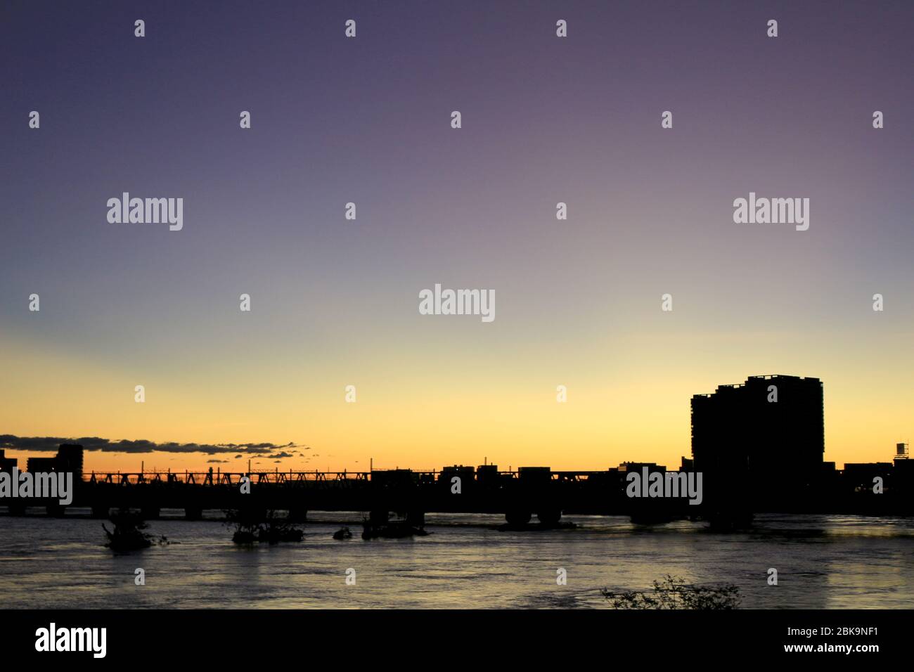 Paysage des basses eaux de la rivière Tama le matin, lorsque le typhon no 19 accompagné de fortes pluies est passé le 13 octobre 2019 Banque D'Images