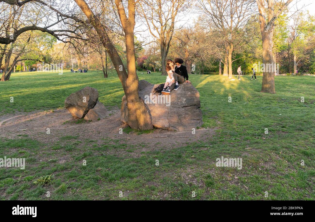 New York, États-Unis. 02 mai 2020. Les gens apprécient une journée très chaude au milieu de la pandémie de COVID-19 dans le parc Inwood Hill (photo de Lév Radin/Pacific Press) crédit: Agence de presse du Pacifique/Alay Live News Banque D'Images