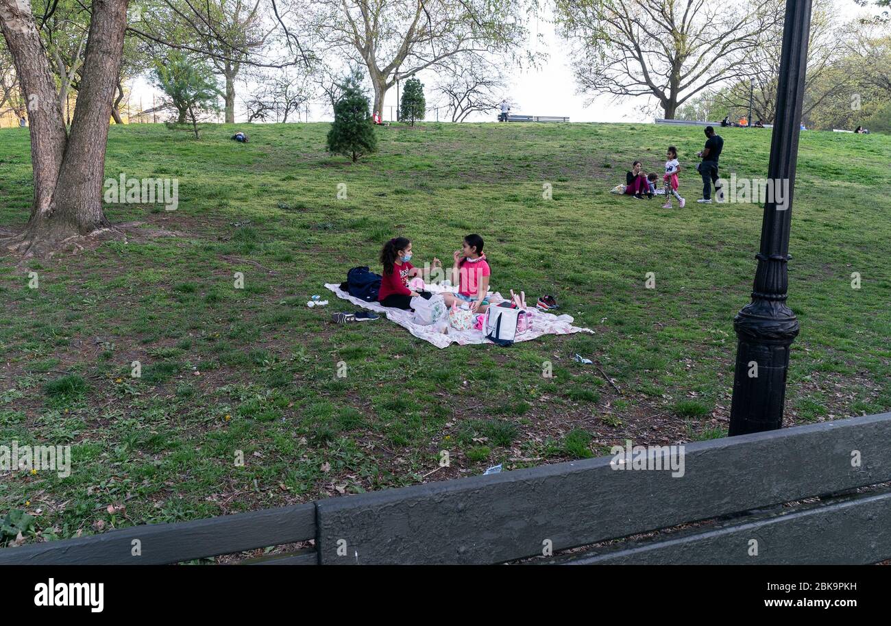 New York, États-Unis. 02 mai 2020. Les gens apprécient une journée très chaude au milieu de la pandémie de COVID-19 dans le parc Inwood Hill (photo de Lév Radin/Pacific Press) crédit: Agence de presse du Pacifique/Alay Live News Banque D'Images