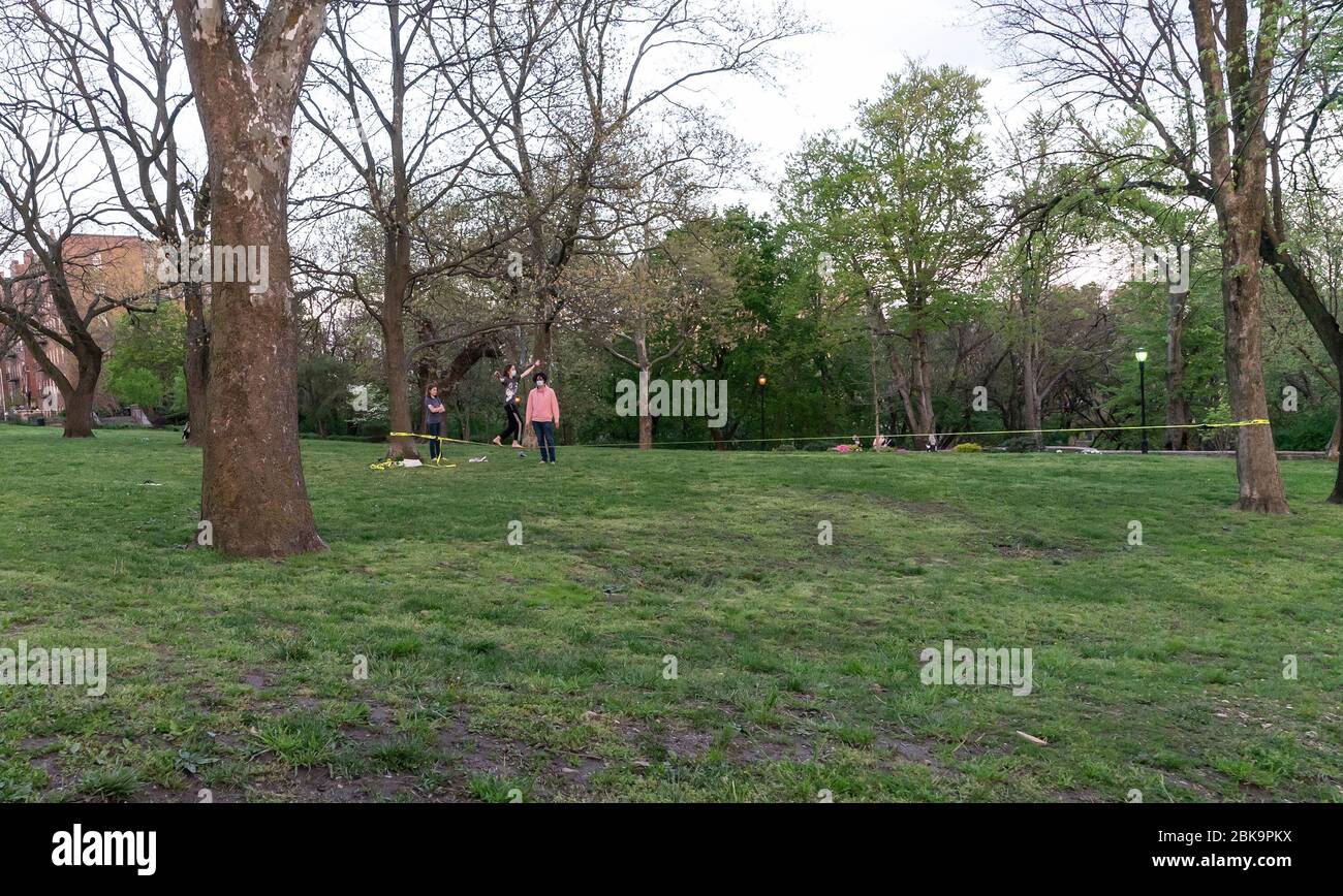 New York, États-Unis. 02 mai 2020. Les gens apprécient une journée très chaude au milieu de la pandémie de COVID-19 dans le parc Inwood Hill (photo de Lév Radin/Pacific Press) crédit: Agence de presse du Pacifique/Alay Live News Banque D'Images