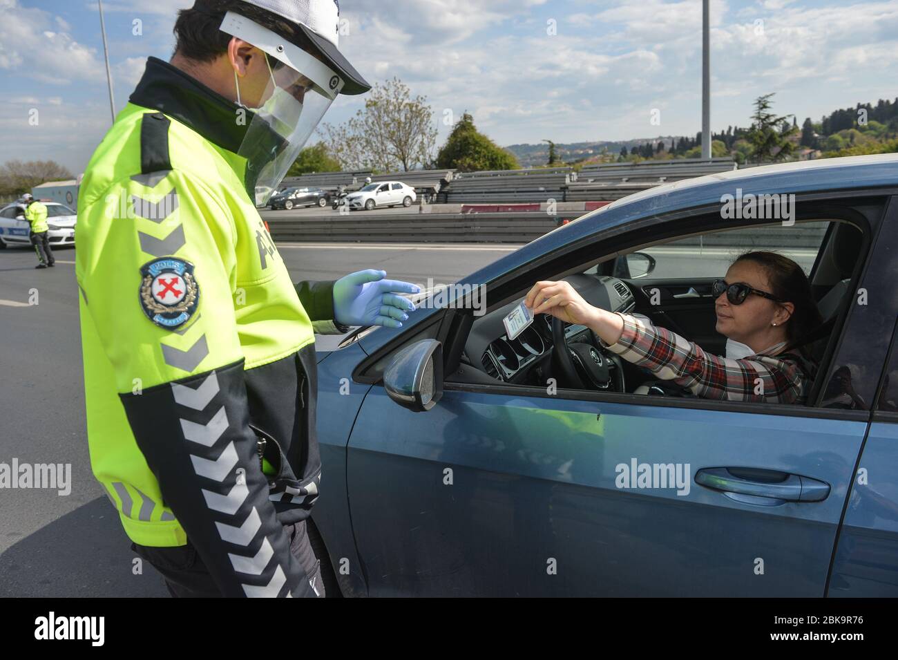 (200503) -- ISTANBUL, 3 mai 2020 (Xinhua) -- un policier arrête et inspecte une voiture à des fins de contrôle COVID-19 à Istanbul, Turquie, 2 mai 2020. La Turquie a déclaré samedi 1 983 nouveaux cas COVID-19, la première fois que le chiffre est tombé en dessous de 2 000 depuis le 30 mars. Le nombre total de cas confirmés de COVID-19 en Turquie est passé à 124 375, tandis que le nombre de décès a augmenté à 3 336 après 78 autres, a été ajouté, le ministre turc de la Santé Fahretin Koca a tweeté samedi. Jusqu'à présent, 58 259 patients ont récupéré de la maladie respiratoire virale dans le pays le plus touché du Moyen-Orient Banque D'Images