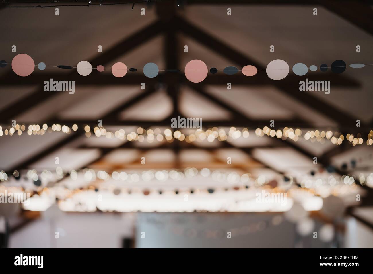 Vieux plafond de maison en bois avec lumières de Noël Banque D'Images