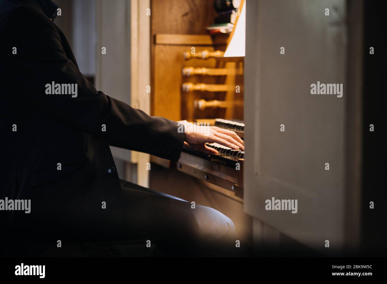 photo d'un homme jouant du piano dans une église Banque D'Images