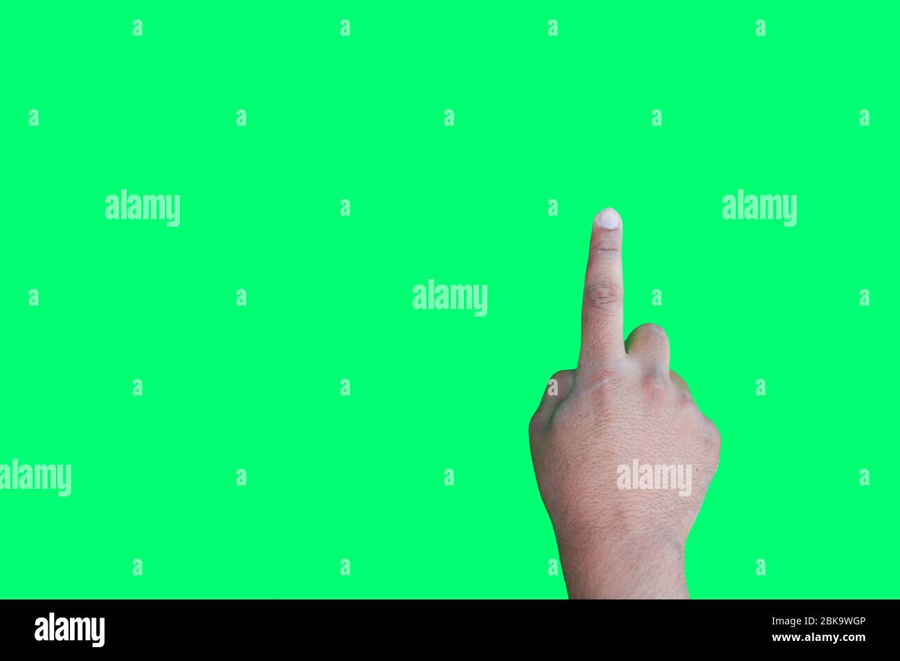Main d'un homme avec le doigt pointant sur l'arrière-plan de l'écran vert Banque D'Images