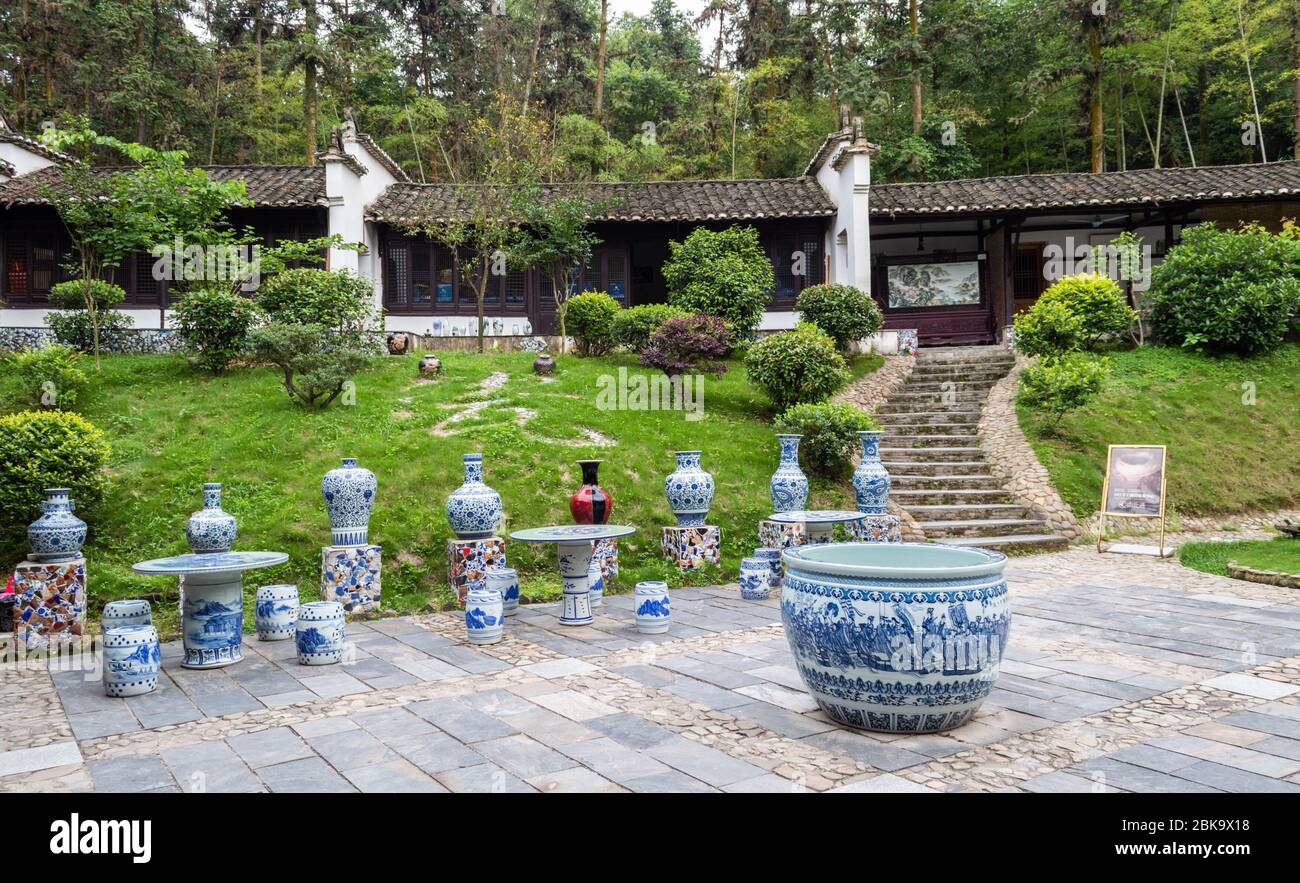 Vases en porcelaine décorant le jardin dans un ancien atelier de poterie traditionnel à Jingdezhen, la capitale mondiale de la porcelaine, province de Jiangxi, Chine Banque D'Images