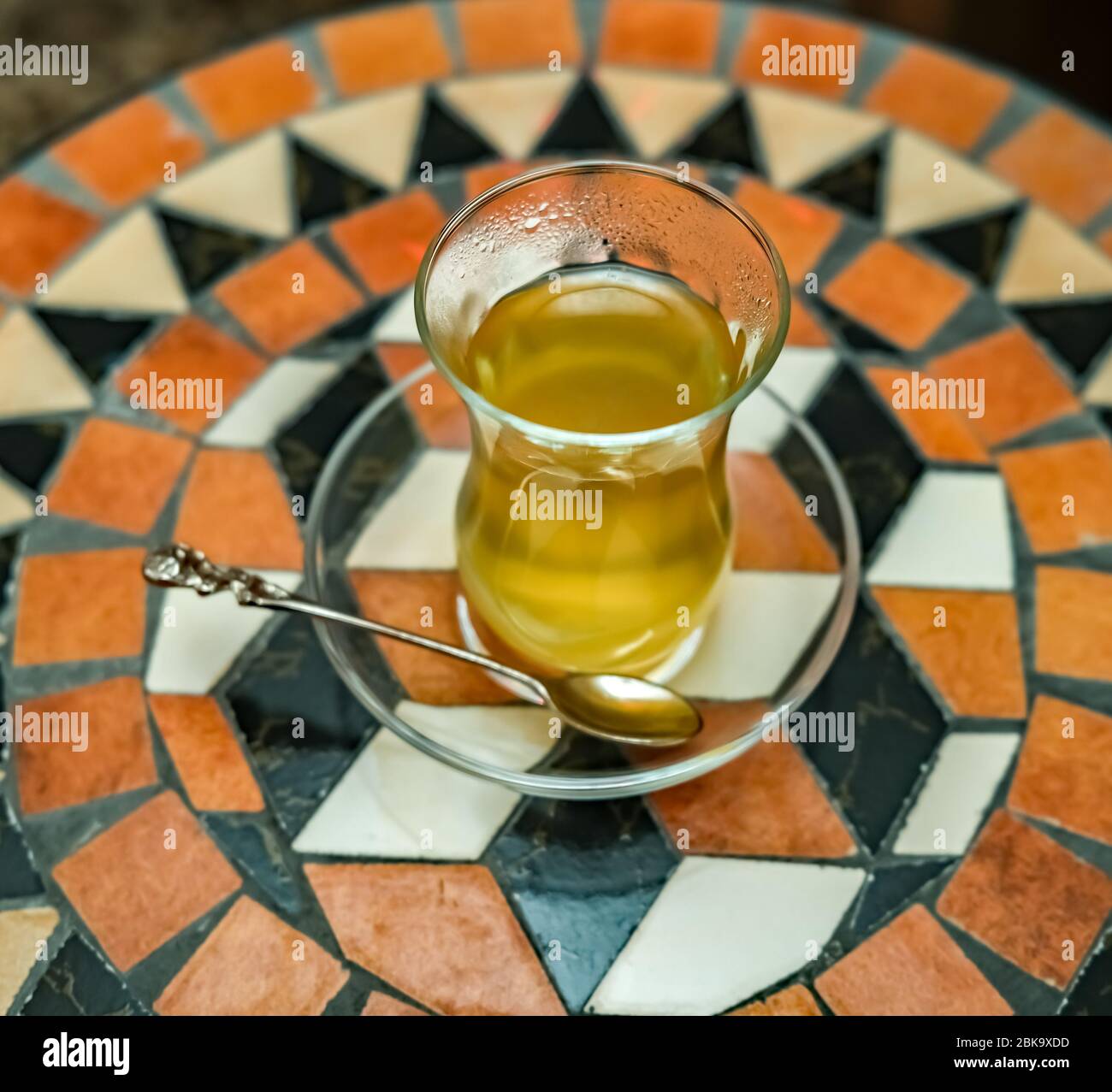 11 vue en haut du thé aux fruits turc traditionnel dans une tasse en verre et une soucoupe sur une table décorative Banque D'Images