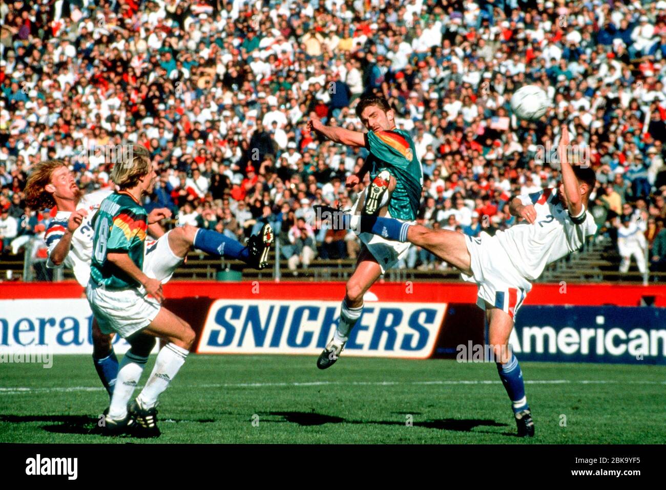 Stanford USA 18.12.1993, Football: International friendly USA (USA, blanc) contre Allemagne (GER, vert) 0:3 de gauche: Alexi LALAS (USA), Juergen KLINSMANN (GER), Stefan KUNTZ (GER), Mike LAPPER (USA) Banque D'Images