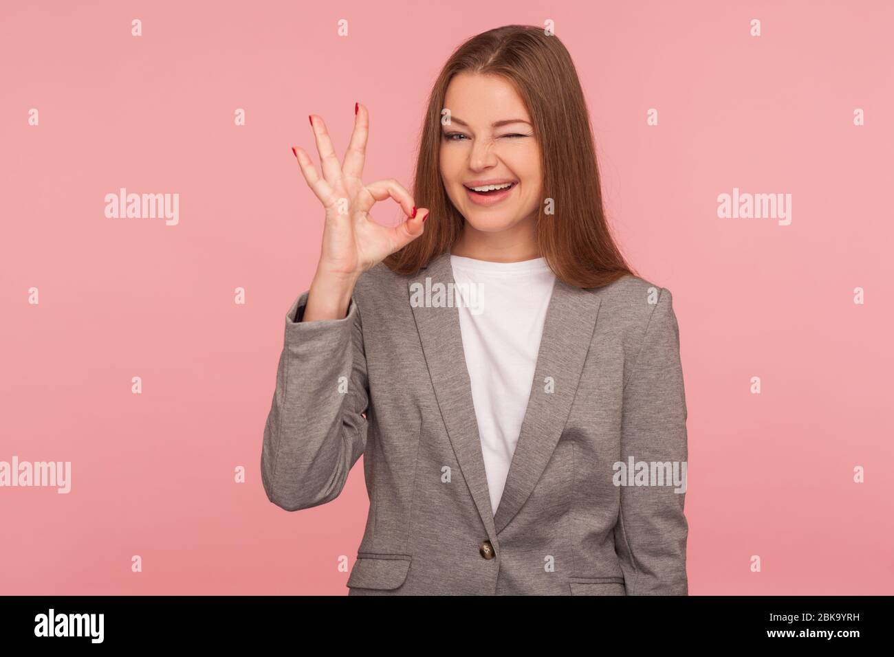 OK, idée de démarrage acceptée! Portrait d'une femme professionnelle intelligente et experte positive en costume montrant un geste correct, exprimant son soutien, son approbation, s'entendre Banque D'Images