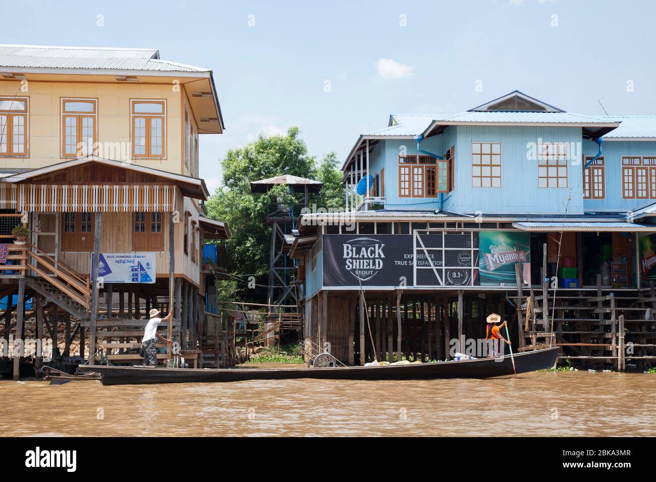Maisons sur pilotis, dans le village de Phaw Khone, lac Inle, état de Shan, Myanmar, Asie Banque D'Images