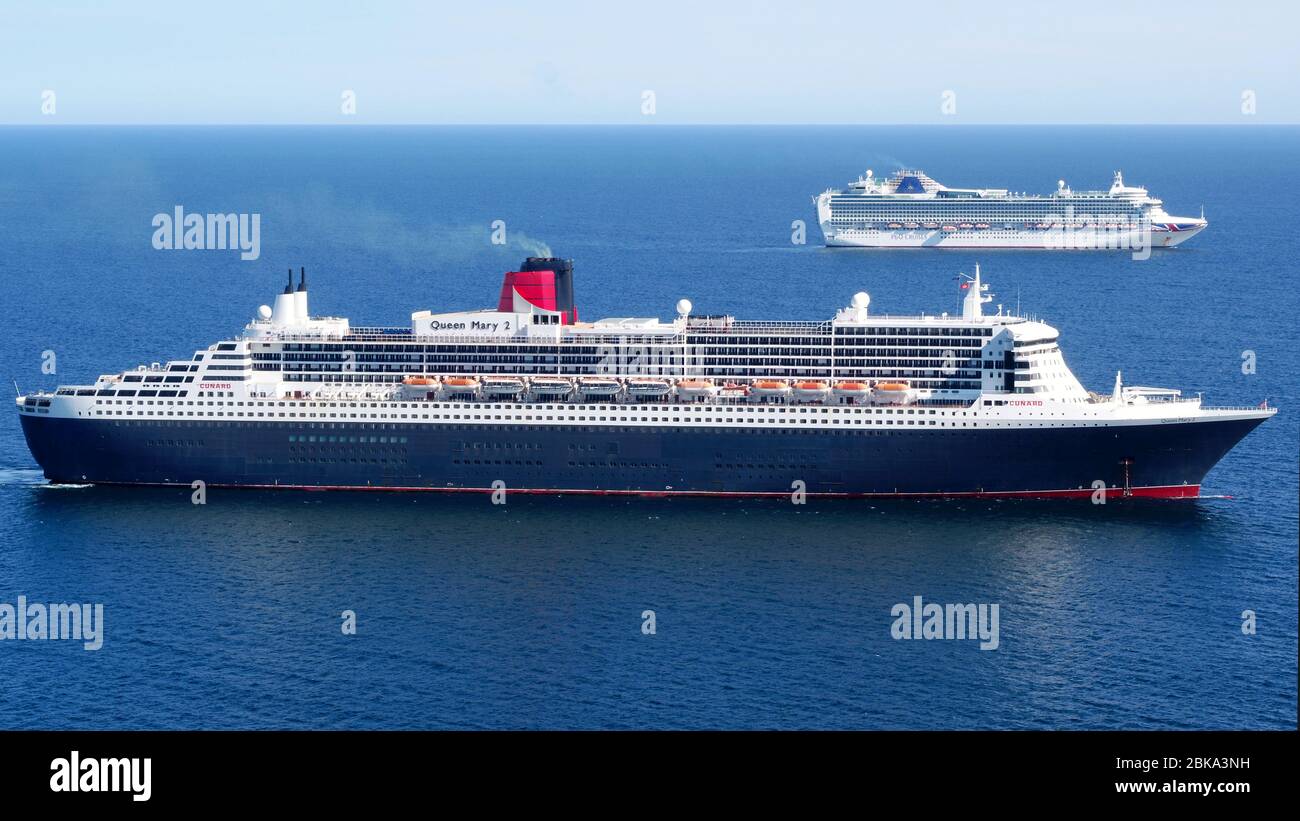 Weymouth, Angleterre. 2 mai 2020. Le paquebot transatlantique RMS Queen Mary 2, phare de Cunard Line, rejoint les navires P&O Aurora et son navire frère Ventura dans la baie de Weymouth et Portland. Photo de Paul Hoskins/Eagle Vista crédit: Dorset Media Service/Alay Live News Banque D'Images