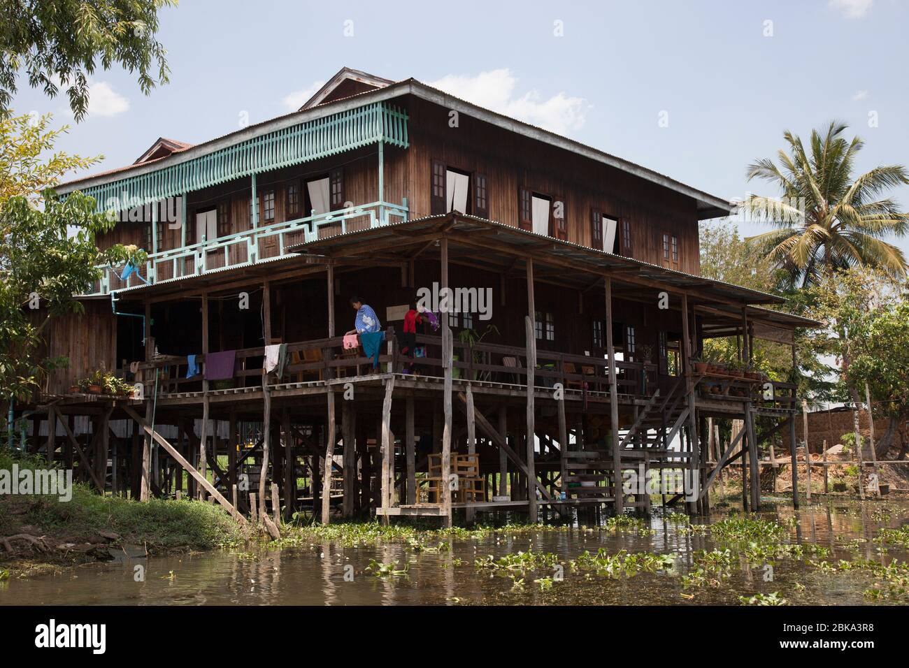 Maisons sur pilotis, dans le village de Phaw Khone, lac Inle, état de Shan, Myanmar, Asie Banque D'Images