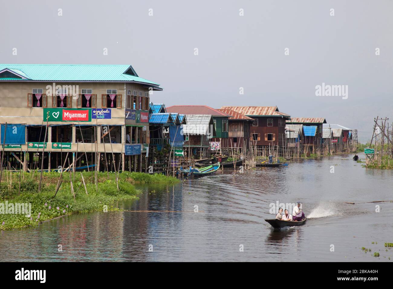 Maisons sur pilotis et jardins flottants, village de Maing Thauk, lac Inle, état de Shan, Myanmar, Asie Banque D'Images