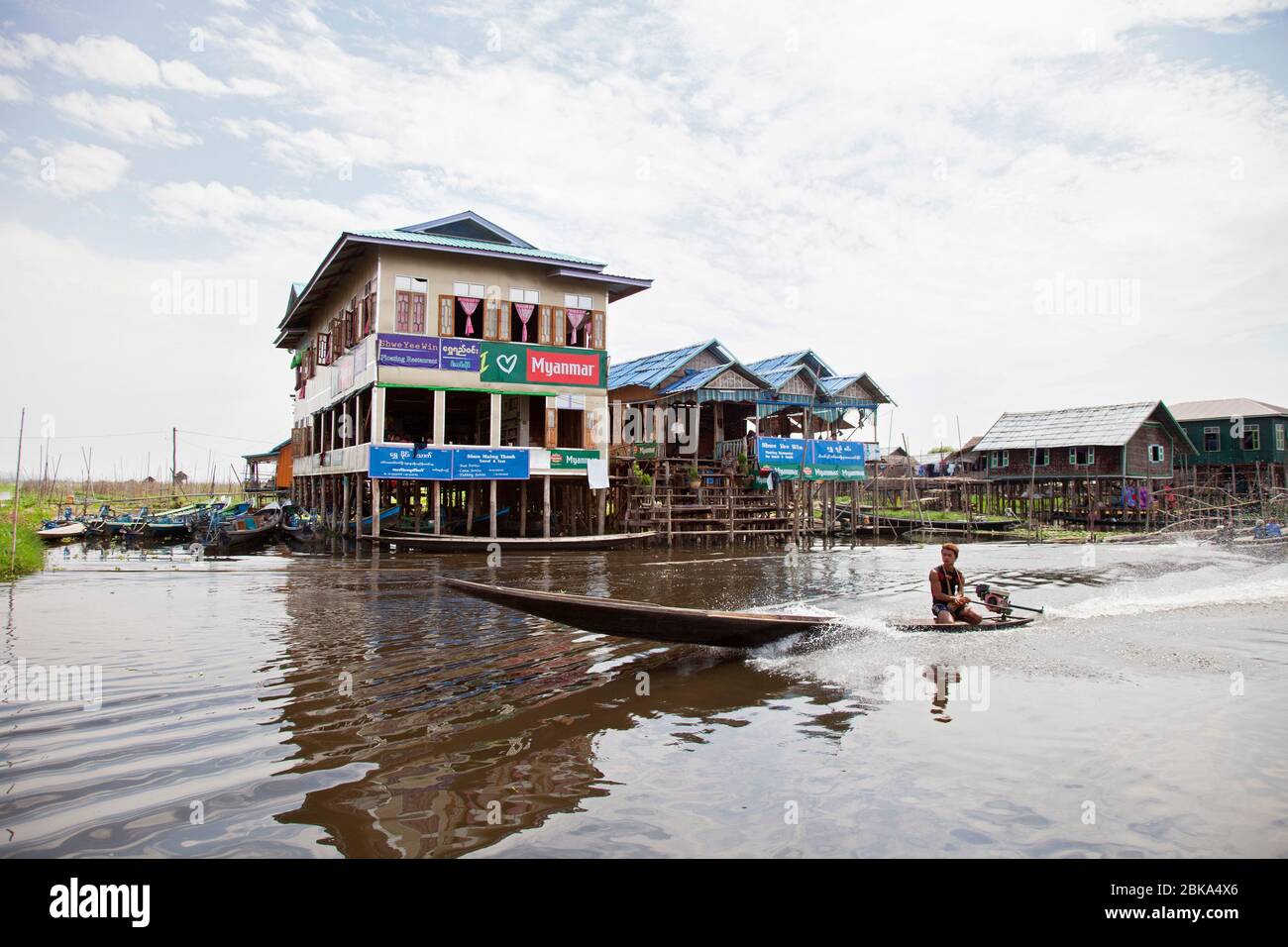 Maisons sur pilotis, village de Maing Thauk, lac Inle, état de Shan, Myanmar, Asie Banque D'Images