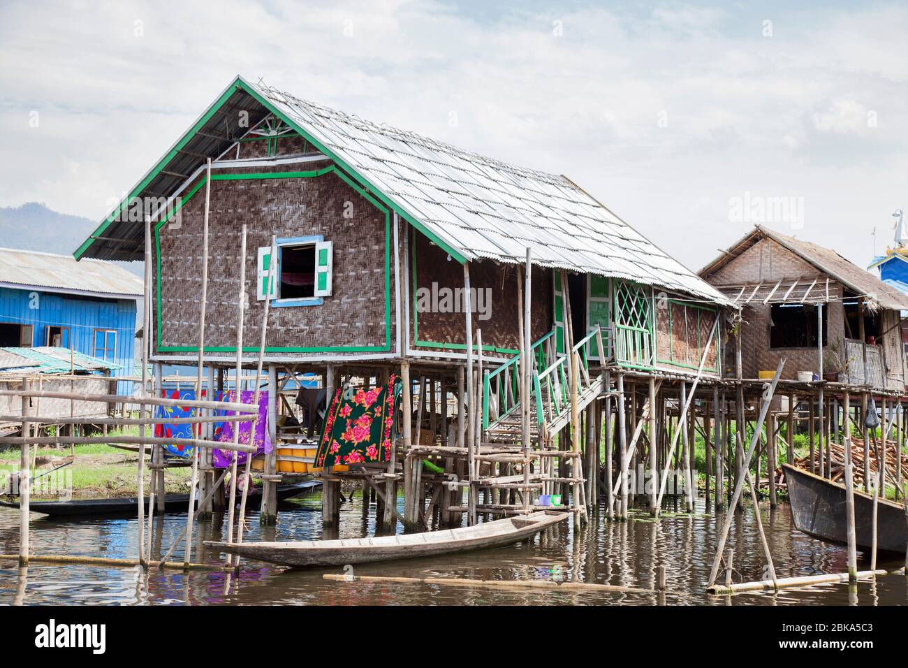 Maisons sur pilotis, village de Maing Thauk, lac Inle, état de Shan, Myanmar, Asie Banque D'Images