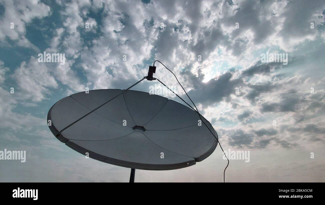Antenne parabolique de 6 pieds avec bande C LNB Banque D'Images
