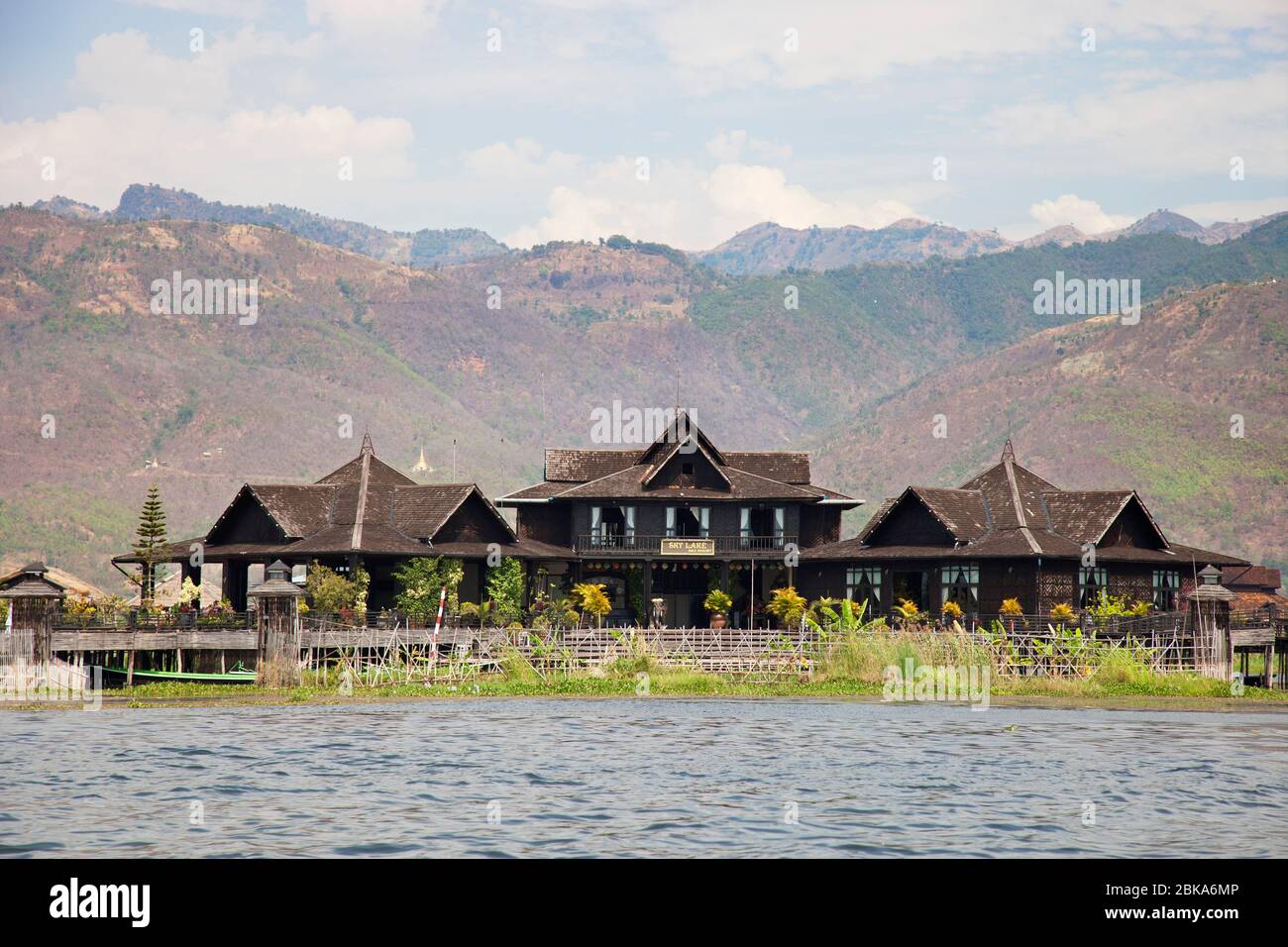 Maisons flottantes typiques sur le lac inle Banque de photographies et ...
